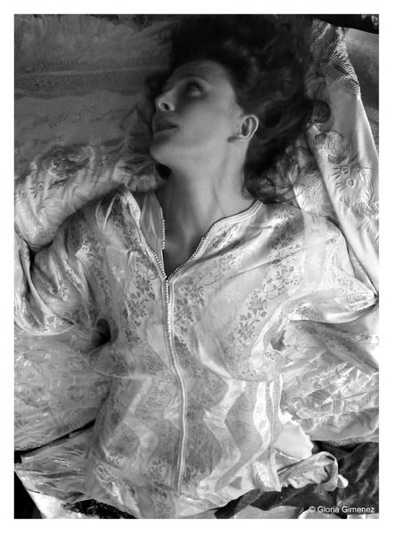 Fotografía de Madame Bovary, con Belén Fabra, y figurines del montaje