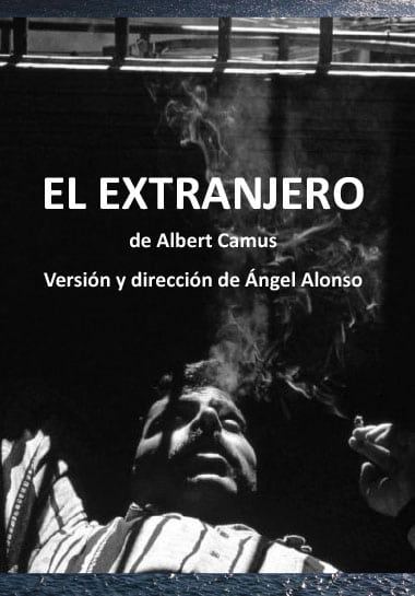 Cartel de El extranjero con el rostro de un hombre tumbado bajo un cielo blanco
