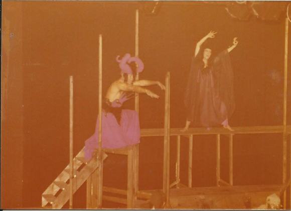 Página de álbum con fotografías de Historias de santas y dragones, 1978