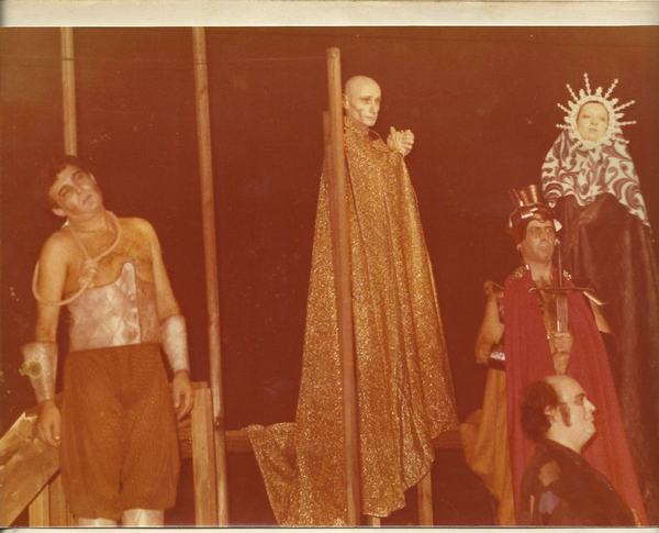 Página de álbum con fotografías de Historias de santas y dragones, 1978